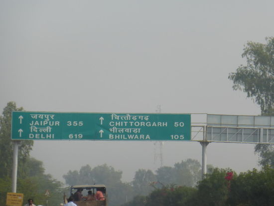 Unterwegs im Süden von Rajasthan. Noch 50 Km bis Cittorgarh und 619 km bis Delhi.