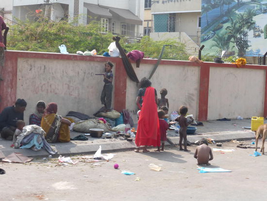 Obwohl auch Vadodara eher zu den wohlhabenden und etwas moderneren Städten in Indien gehört gibt es auch hier viele sehr arme Menschen zu sehen die einfach am Straßenrand leben.