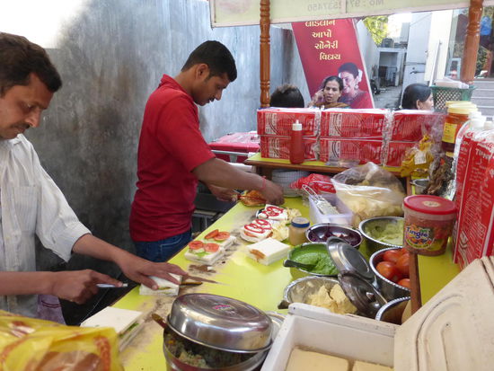 Zubereitung meines Bombay Sandwich natürlich rein vegetarisch aber sehr lecker für 50 Rupie das Stück = 0,60 Euro