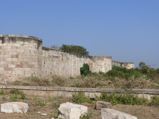 Alte Festungsmauern im Champaner - Pavagadh Park