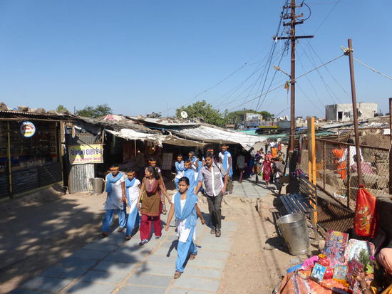 Viele Pilger die vom Bahavani Devi Tempel kommen der auf den Gipfel des Pavagadh Hügel steht.