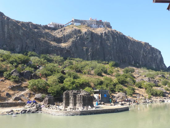 Unten Reste eines alten Hindu Tempels