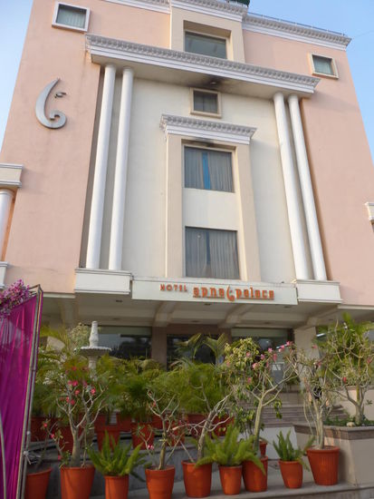 Preis pro Nacht inkls. Frühstück  25 Euro. Ein gutes Hotel in Indore wo ich aus Zeitgründen nur übernachtet habe um am nächsten Tag weiter zu fahren nach Bhopal.