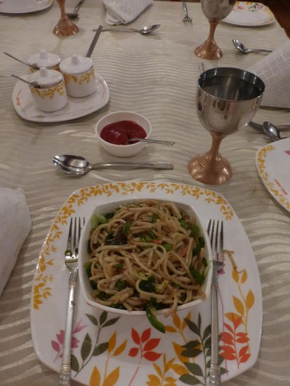 Singapure Nudeln extra scharf im Hotel Restaurant für 115 Rupie + 15 Rupie Service Gebühr = 1,55 Euro