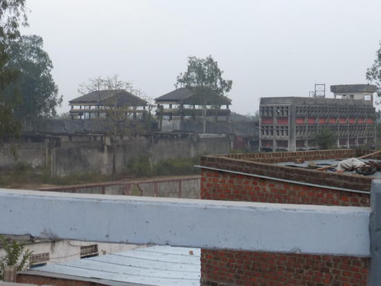 Blick von einer Straßenbrücke auf das Gelände der ehemaligen Union Carbide Fabrik in Bhopal was ansonsten weiträumig abgesperrt ist.