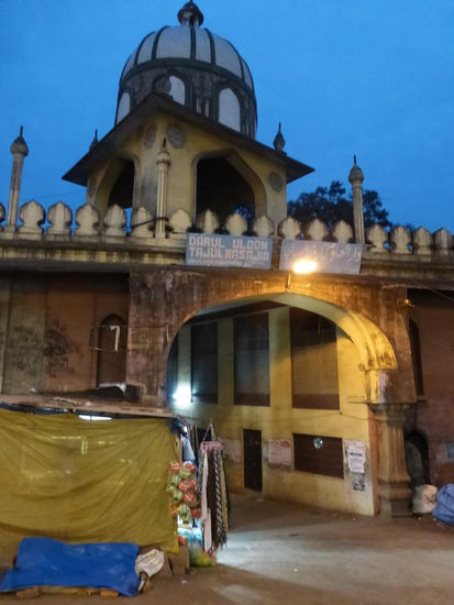 Am Abend des ersten Tages in Bhopal besuchte ich die Tajul Masjid Moschee die zu den größten in Indien gehört