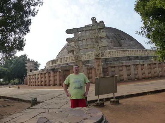 Ich vor Stupa 1  " Große Stupa "  in Sanchi