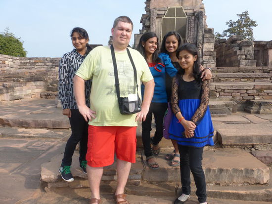 Ich mit einer Gruppe indischer Schülerinnen vor Tempel 45  in Sanchi