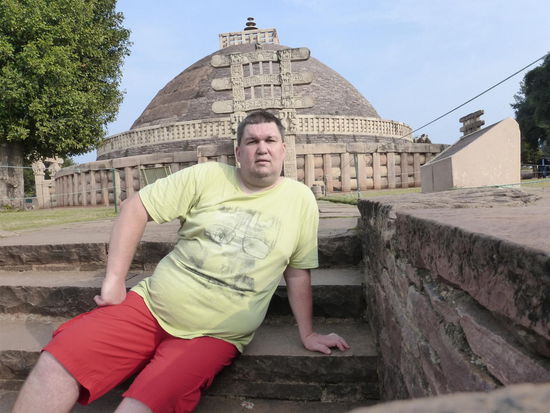 Ich vor Stupa 1 in Sanchi