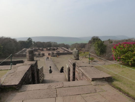 Weiter geht es durch Sanchi zu Stupa 2