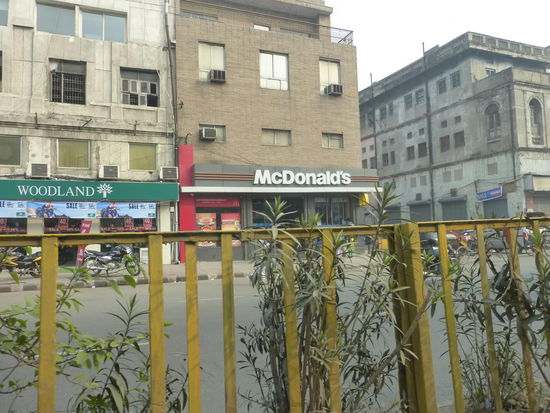 Auch hier in Old Delhi ist diese bekannte amerikanische Restaurant Kette zu finden 