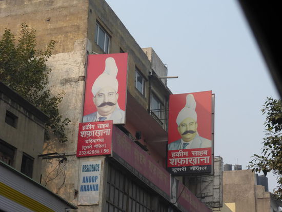 Überall Werbeschilder für die nächste Politikerwahl in der Stadt