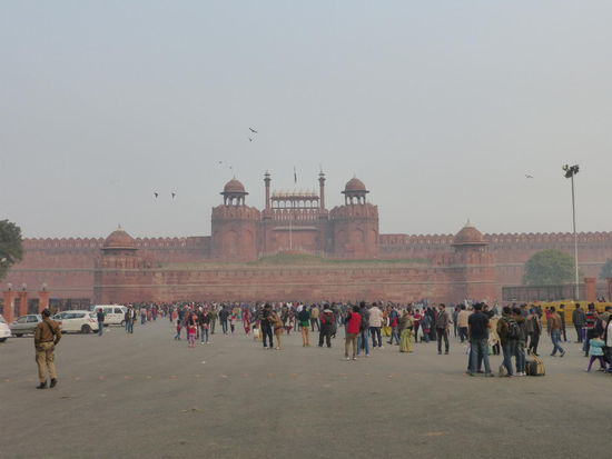 Als erstes mache ich einen Stop am Red Fort in Old Delhi. Ich habe mich entschlossen die Festungs und Palastanlage  nur von außen zu besichtigen und den Tausenden  anderen Besuchern den Vortritt zu lassen. Das Red Fort wurde  1639 bis 1648 für den Mogulkaiser Shah Jahan im roten Sandstein erbaut und gehört bis heute zu den Prunkstücken des Mogulreiches. Es gehört zu den bekanntesten und meistbesuchten Denkmälern Indiens. Seit 2007 zählt es zum UNESCO WELTKULTURERBE. Eintritt für Ausländer 250 Rupie.