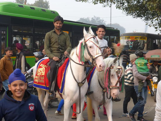 Freundliche Reiter in Old Delhi vor dem Red Fort