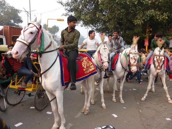 Freundliche Reiter in Old Delhi vor dem Red Fort