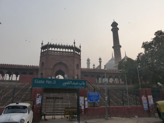 Nicht weit vom Red Fort entfernt liegt die Jama Masjid Moschee die nur wenige Jahre nach dem Bau des Red Forts im Jahre 1650 bis 1656 ebenfalls im roten Sandstein und wiedrum durch Shah Jahan erbaut wurde. Sie ist bis heute die größte Moschee Indiens und hat Platz für 20000 Gläubige.