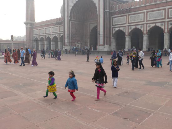 Spielende Kinder in der Jama Masjid Moschee in Old Delhi