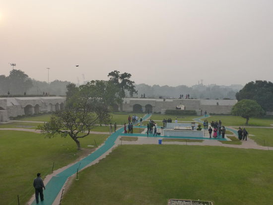 Ca. einen km weiter vom Red Fort entfernt liegt die Gedenkstätte Raj Ghat für die Führer der Unabhängigkeit Indiens. Hier liegen der erste Premierminister Indiens Jawaharlal Nehru genauso wie Indira Gandhi und Ihre beiden Söhne Rajiv Sanjay Gandi und natürlich auch Indiens große Seele Mahatma Gandi seit seiner Ermordung 1948.