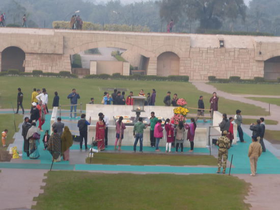 Raj Ghat mit Grabstelle von Mahatma Gandi