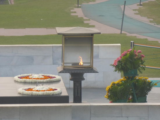 Raj Ghat mit Grabstelle von Mahatma Gandi