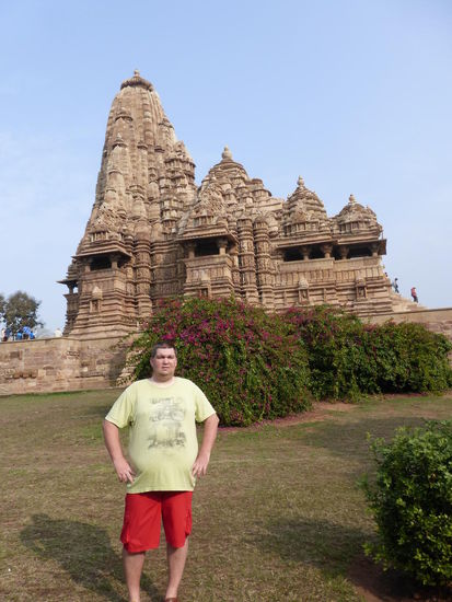 Ich vor dem Kandariya Tempel in Khajuraho