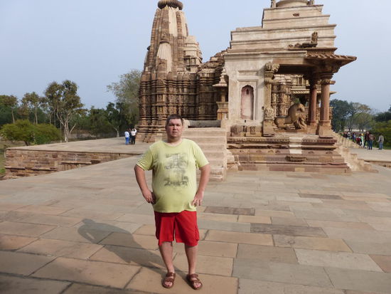 Ich auf Mehadeva Tempel in Khajuraho