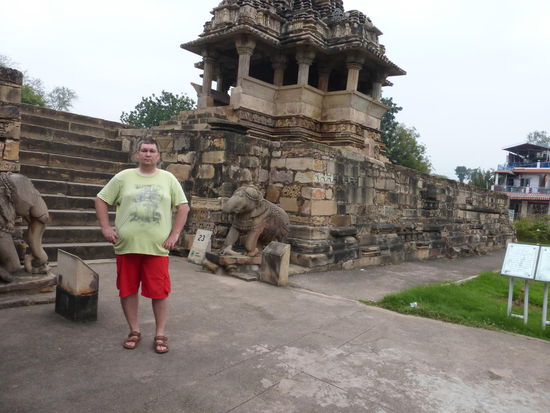 Ich am Nandi Tempel in Khajuraho