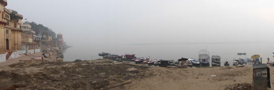 Asi Ghat mit Blick auf Ganges am frühen Morgen