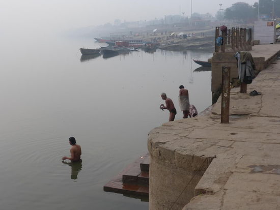 Pilger beim rituellen Bad im Ganges vor dem Tulsi Ghat