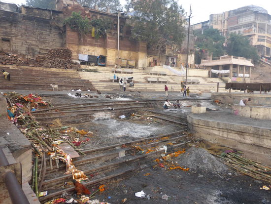 Harishandra Ghat einer der heiligsten Ghats am Ganges wo Tote verbrannt werden