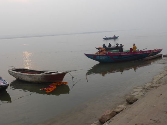 An den Ghats von Varanasi mit Blick auf den Ganges bei Sonnenaufgang