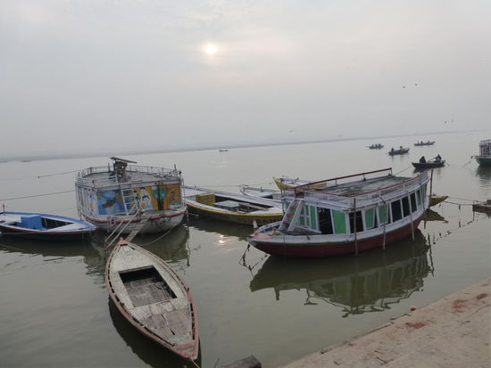 An den Ghats von Varanasi mit Blick auf den Ganges bei Sonnenaufgang