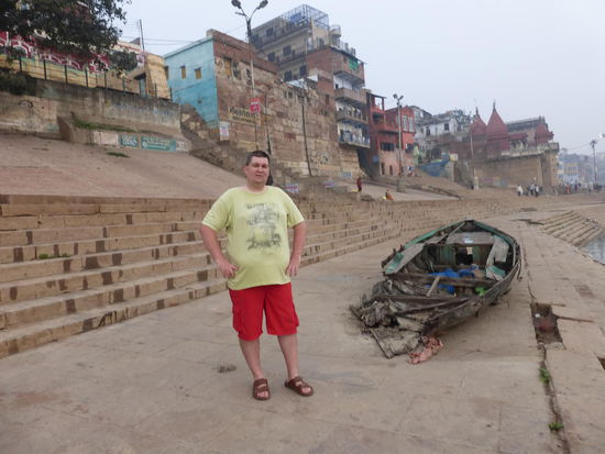 Ich an den Ghats von Varanasi am frühen Morgen