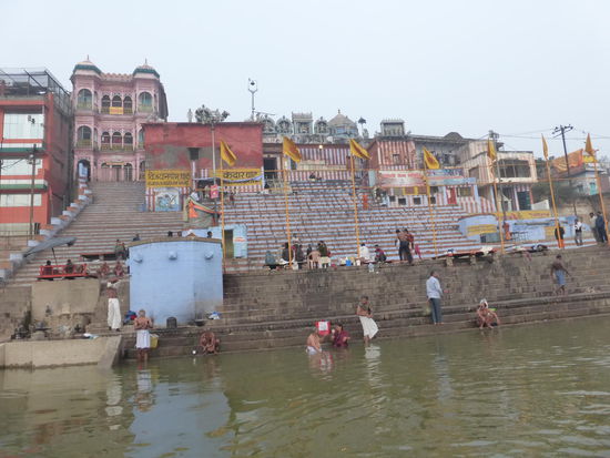 Rituelle Bäder im Ganges Kedara Ghat von Varanasi