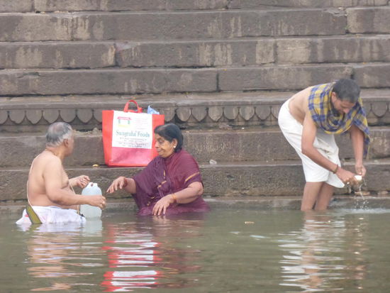 Rituelle Bäder im Ganges Kedara Ghat von Varanasi
