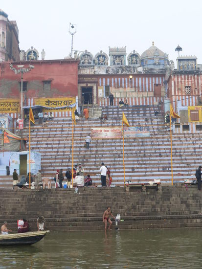 Rituelle Bäder im Ganges Kedara Ghat von Varanasi