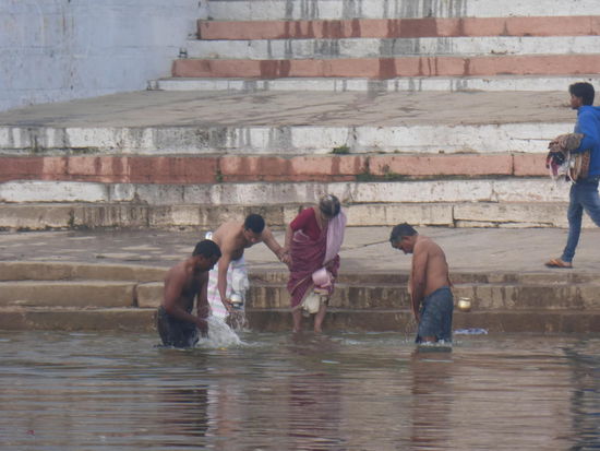 Rituelle Bäder im Ganges an den Ghats von Varanasi
