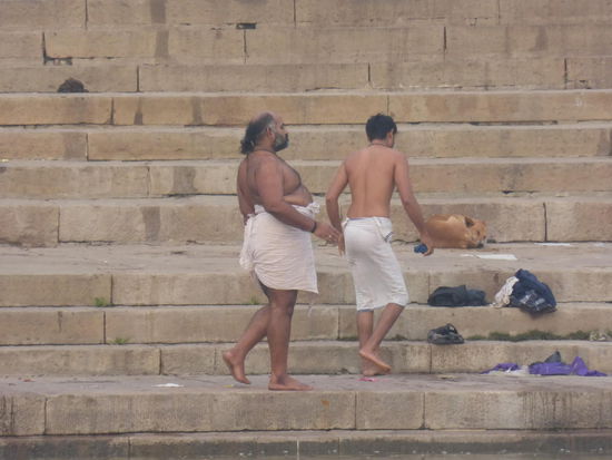 Rituelle Bäder im Ganges an den Ghats von Varanasi