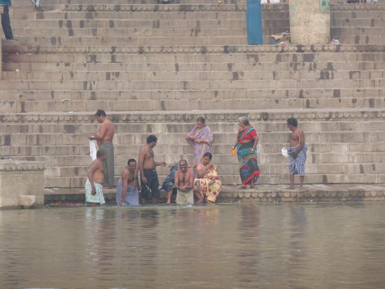 Rituelle Bäder im Ganges an den Ghats von Varanasi