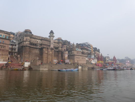 Blick vom Ganges auf das Munshi Ghat