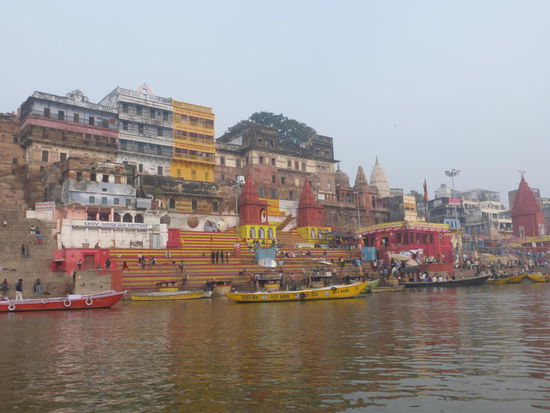 Blick vom Ganges auf das Dasashwamedh Ghat was als das bedeutenste in Varanasi gilt