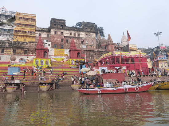 Blick vom Ganges auf das Dasashwamedh Ghat was als das bedeutenste in Varanasi gilt