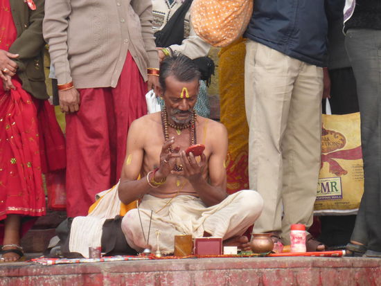 Gläubiger Hindu am Dasashwamedh Ghat