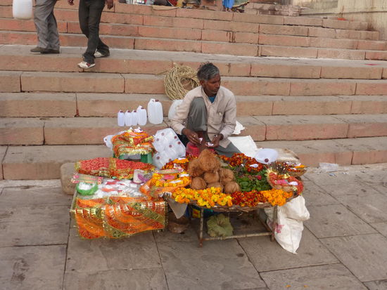 Opfergaben am  Dasashwamedh Ghat