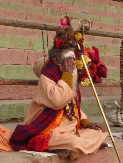 Pilger an den Ghats von Varanasi