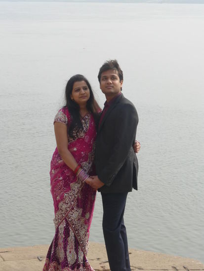 Hochzeitspaar an den Ghats von Varanasi