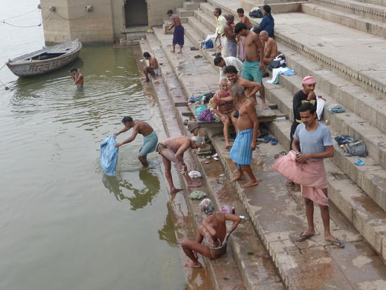 Pilger an den Ghats von Varanasi