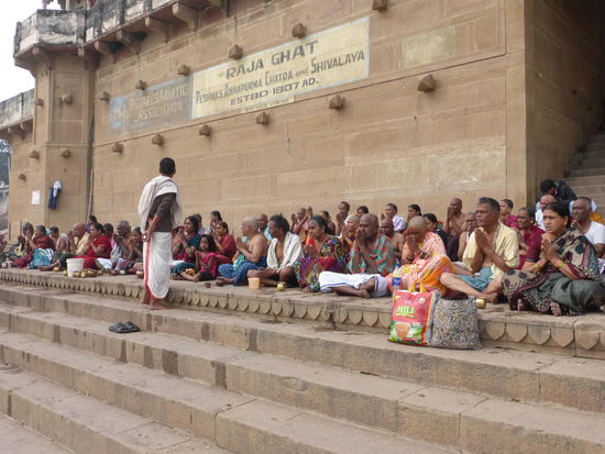 Pilger an den Ghats von Varanasi