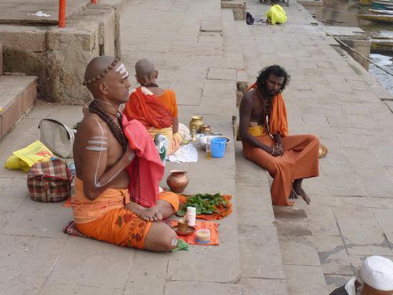 Pilger an den Ghats von Varanasi