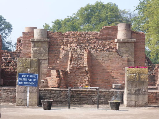 Blick über das Ruinengelände von Sarnath